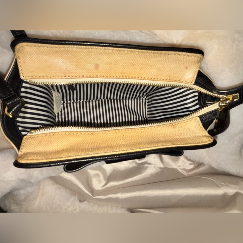 Kate Spade Black Bow on Cream Straw-like Crossbody Bag - Picture 5 of 15